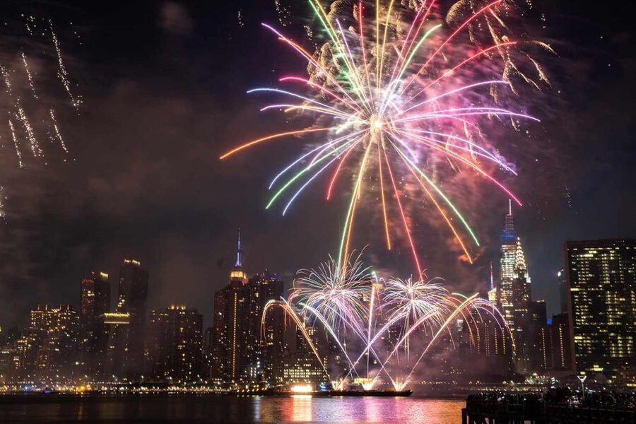 NYC: July 4th Fireworks Party Cruise with BBQ Buffet & Bar - Fireworks from the water: Your best odds for a front-row feel