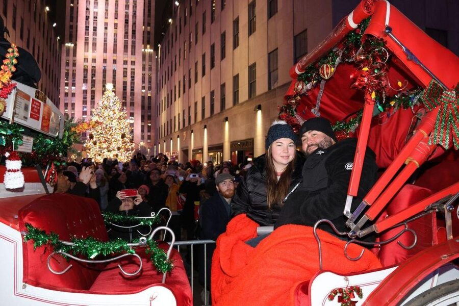 NYC: Magical Christmas Lights Carriage Ride - The guide makes it: friendly narration plus photos you don’t have to take