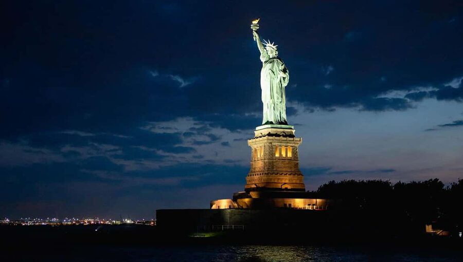 NYC: Manhattan Skyline Dining Cruise - What You Really See on the 3-Hour Manhattan Skyline Cruise