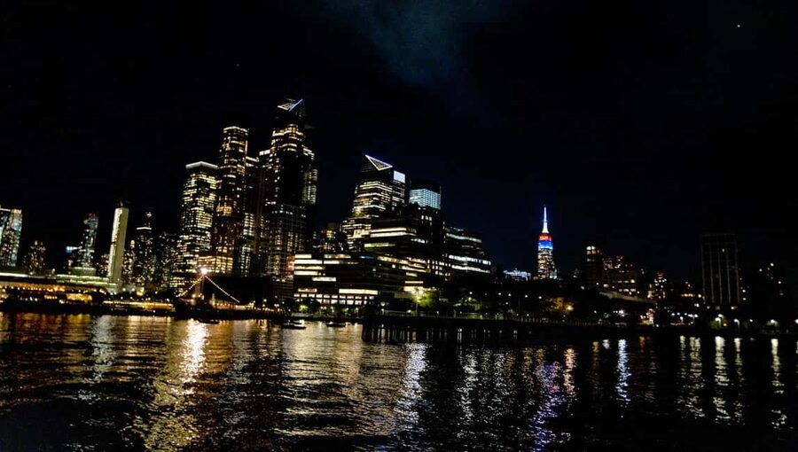 NYC: Manhattan Skyline Dining Cruise - Skyline Moments: How to Get Better Photos Without Stress
