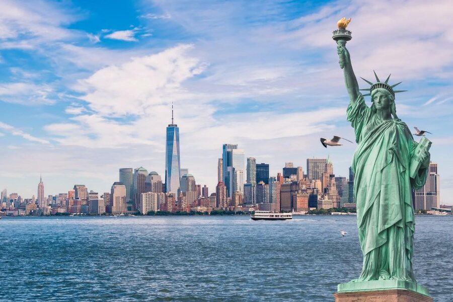 NYC Midtown Manhattan Highlights Private Walking Tour - What the private guide adds beyond photos