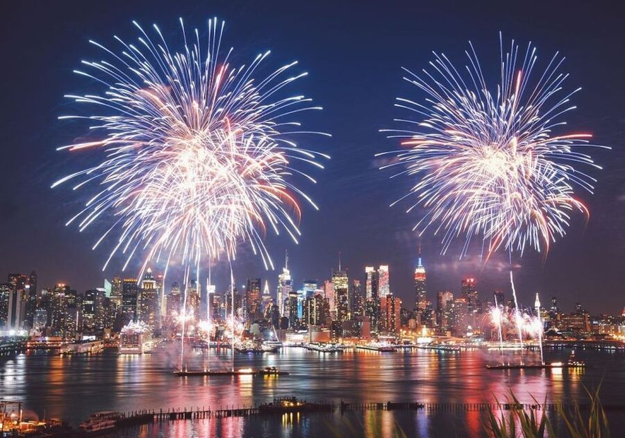 NYC: New Year's Eve Buffet Dinner Fireworks Harbor Cruise - The Skyline Route: From Battery Park to Bridges and the Statue of Liberty