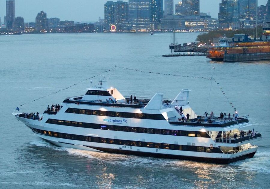 NYC: New Year's Eve Buffet Dinner Fireworks Harbor Cruise - The 3-Course Buffet and Open Bar: What You’re Actually Paying For