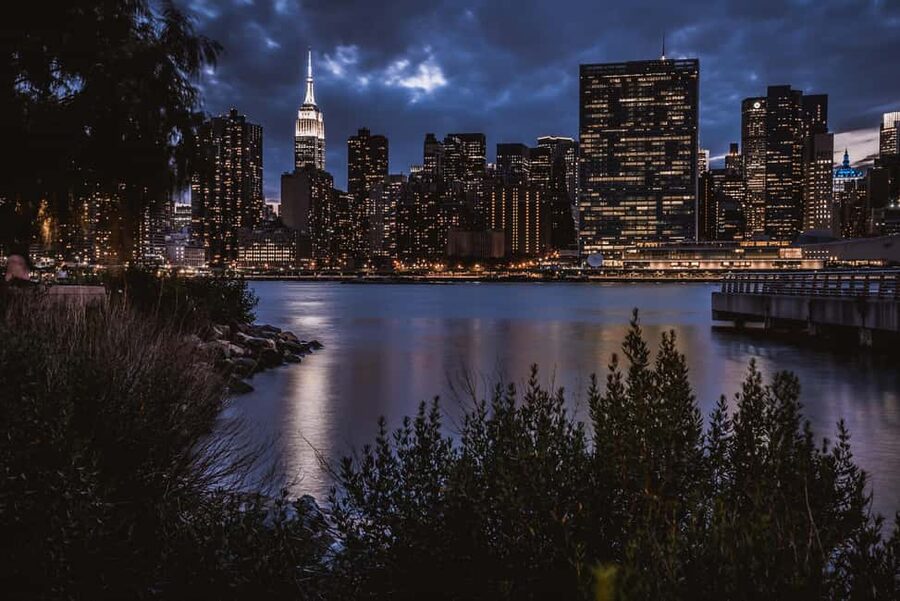 NYC: Night Tour and Viewpoints of New York - The walking rhythm: short stops that keep you from burning out