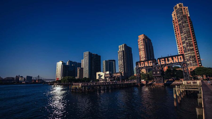 NYC: Night Tour and Viewpoints of New York - Gantry Plaza State Park: the first Manhattan skyline hit (and why piers matter)