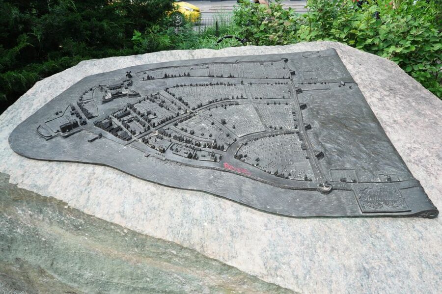 NYC: Remnants of Dutch New Amsterdam Guided Walking Tour - Tracing 1667 streets with a map in your hands