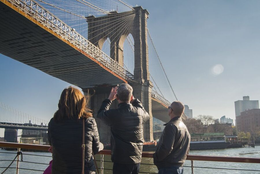 NYC: Sightseeing Holiday Cruise with Drink - Key things to know before you go
