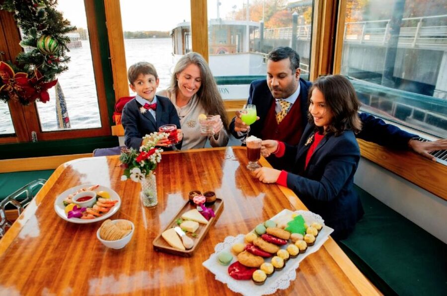 NYC: Sightseeing Holiday Cruise with Drink - Seating and tables: comfort rules the heated salon