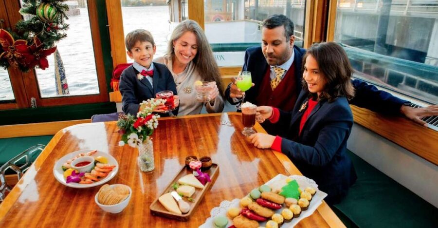 NYC: Sightseeing Holiday Cruise with Drink - Timing: how to make the check-in work smoothly
