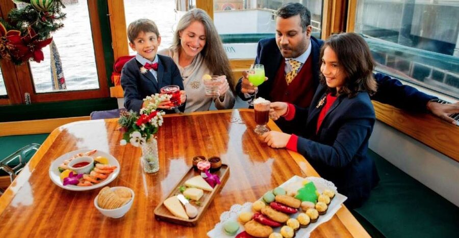 NYC: Sightseeing Holiday Cruise with Drink - The yacht experience: classic 1920s boat, heated salon, and deck time