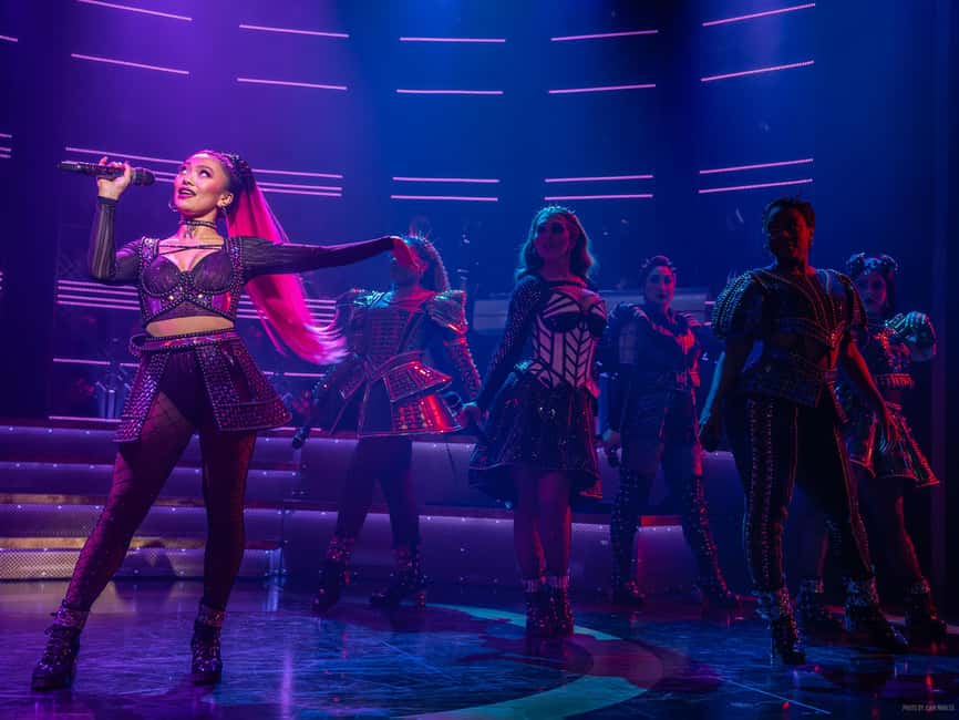 NYC: SIX the Musical on Broadway - The onstage face-offs: girl power with bite