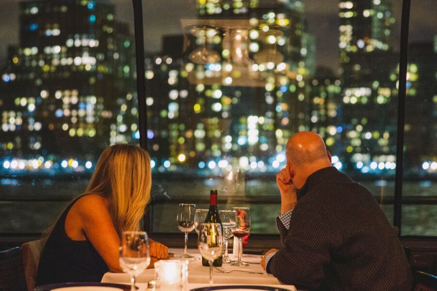 NYC: Thanksgiving Gourmet Lunch or Dinner Harbor Cruise - Lunch vs Dinner: Dress Code and Kids Policy That Actually Matters