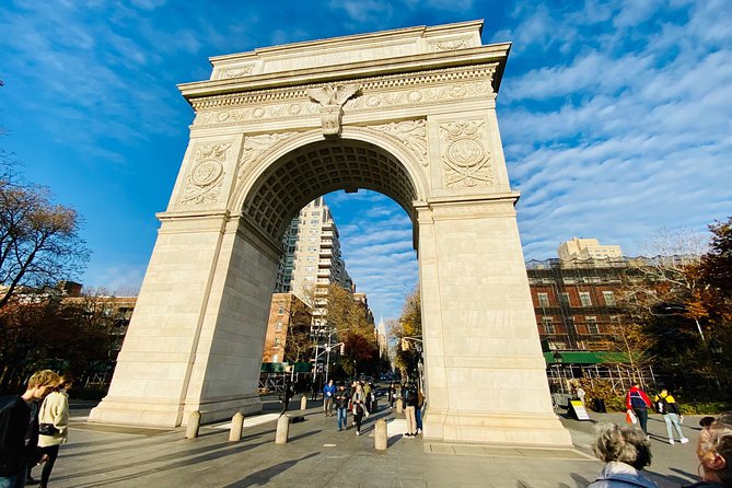 NYC TV & Movie Locations Bus Tour – Friends, Seinfeld & More - The Actor Guide Angle: Set Stories + NYC Trivia That Click