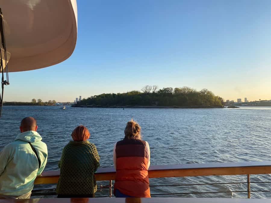 NYC: Urban Wildlife Sunset Tour of the East River - Inside warmth or open-air views: comfort on a classic Harbor Line yacht