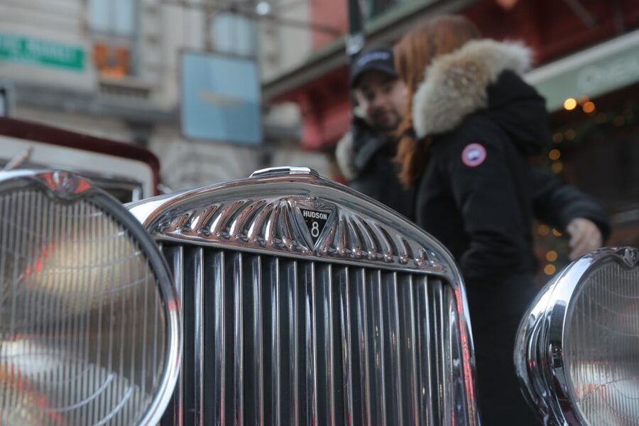 NYC: Vintage Car Midtown Manhattan Tour - The NYSE and Charging Bull: money, myths, and the end of the tour arc
