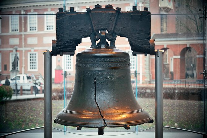 Philadelphia and Amish Country, 1-Day Tour from NYC - The tiny streets that make Philadelphia feel real: Elfreth’s Alley