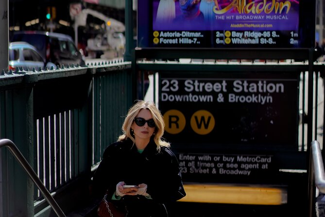 Photoshoot Tour in New York City - Chinatown and Little Italy: candid moments with real character