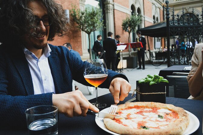 Pizza Walking Tour in Manhattan with Friendly Local Guide - Stop 1: Manhattan and the slice-spot “how to taste it” moment