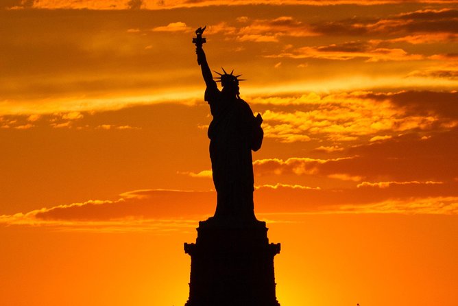 PRIVATE Manhattan Speedboat Tour - Up to 12 passengers - East River Cruise: Bridges, Seaport Views, and Helicopter Action