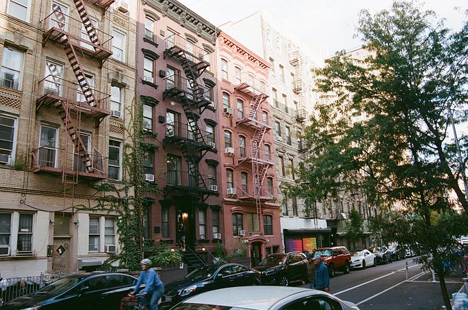 Private New York Downtown Highlights Half Day Tour - SoHo: shopping streets and iconic cast-iron architecture