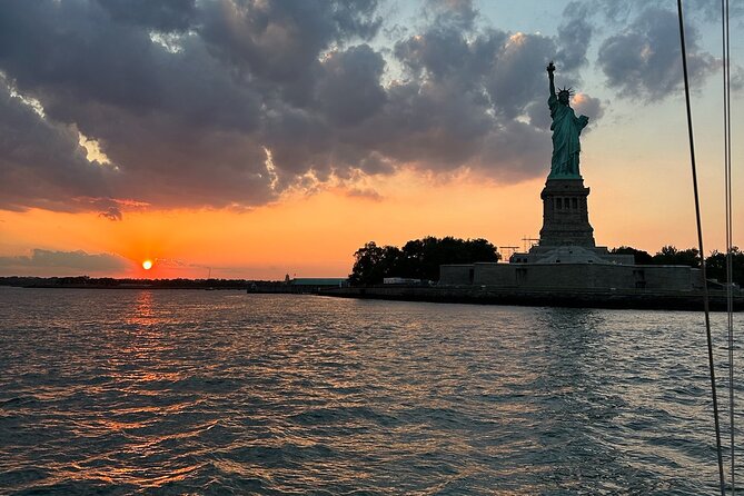 Private Sailboat Guided Tour of New York City - The West Side Piers and the longest US suspension bridge