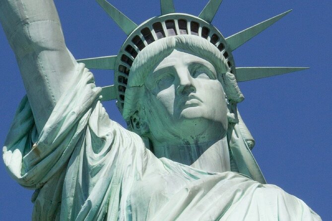 Statue of Liberty and Ellis Island Tour in Spanish - Battery Park start: Castle Clinton sets the tone