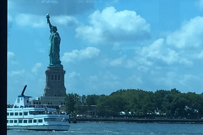 Statue of Liberty and Ellis Island Tour in Spanish - Entering the Statue of Liberty: museum time and ferry views