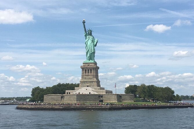 Statue of Liberty and Ellis Island Tour in Spanish - Ellis Island: the Wall of Heroes and the immigration story