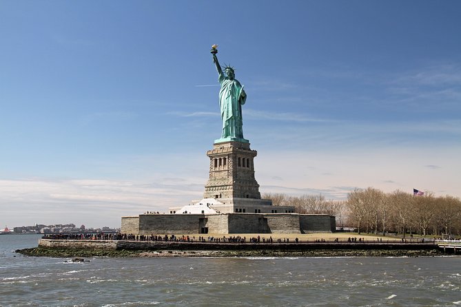Statue of Liberty and Manhattan Skyline Sightseeing Cruise - Liberty and Ellis Island Pass: How to Get the Best Photo