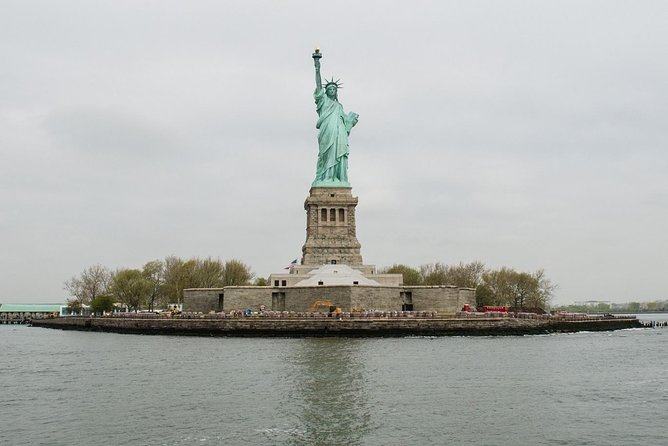 Statue of Liberty and Manhattan Skyline Sightseeing Cruise - Manhattan Skyline Highlights: More Than Just the Iconic Shot