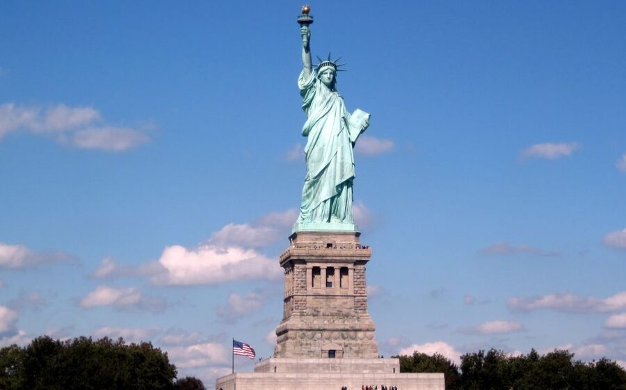 Statue of Liberty & Ellis Island - Guided Tour 8ppl Max - Starting at Battery Park: you begin where immigration stories actually started