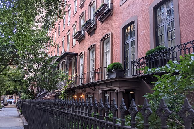 Time Warp in Flatiron: NYC Self-Guided Puzzle Quest - Gramercy Park and The National Arts Club: study the details