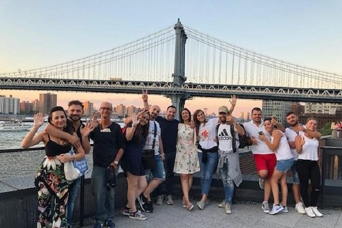 Tour by Night in Italian - Stop 2: Brooklyn Bridge crossing for the classic New York feeling