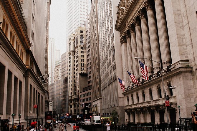 Visit The Guggenheim Museum & 3h Manhattan Walking Tour - City Hall and the Woolworth Building moments that frame your day