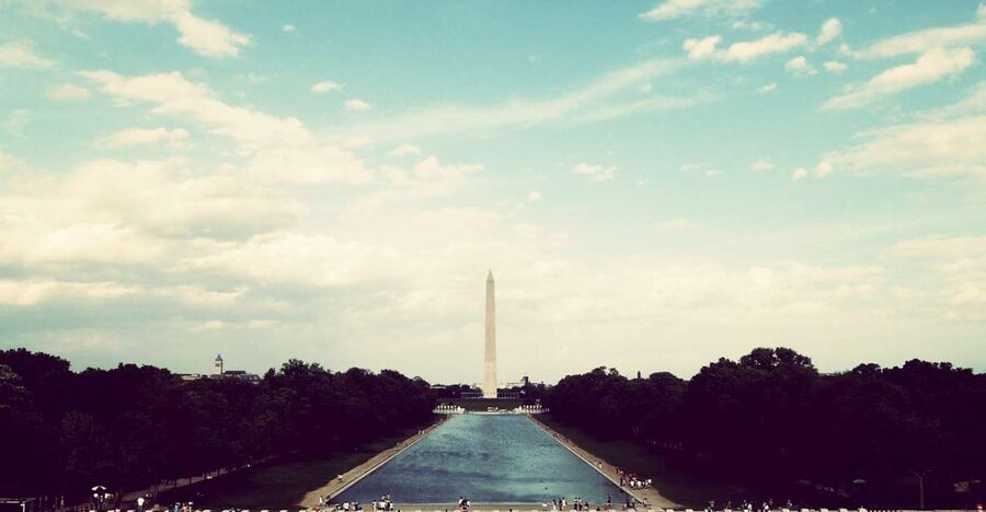 Washington from New York in Spanish - Arlington National Cemetery and the Kennedy family area in Virginia