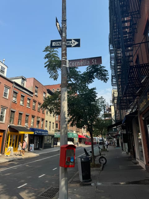 Welcome to New York: A Tour of Taylor Swift Hotspots - Passing the Friends apartment building: when TV fandom overlaps