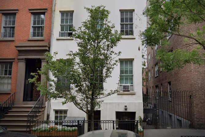 West Village's Flappers, Freaks & Punks: A Self-Guided Audio Tour - Grove Court’s painted leaf and O. Henry’s inspiration